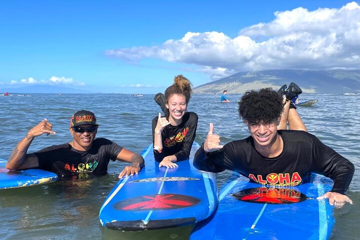 Un grupo de personas tumbadas sobre tablas de surf en el agua.