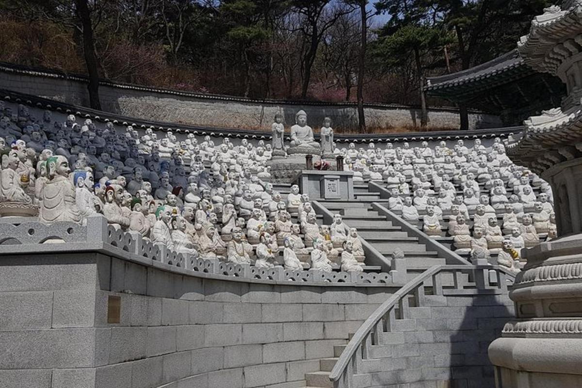 un gruppo di figurine sedute in uno stadio vuoto