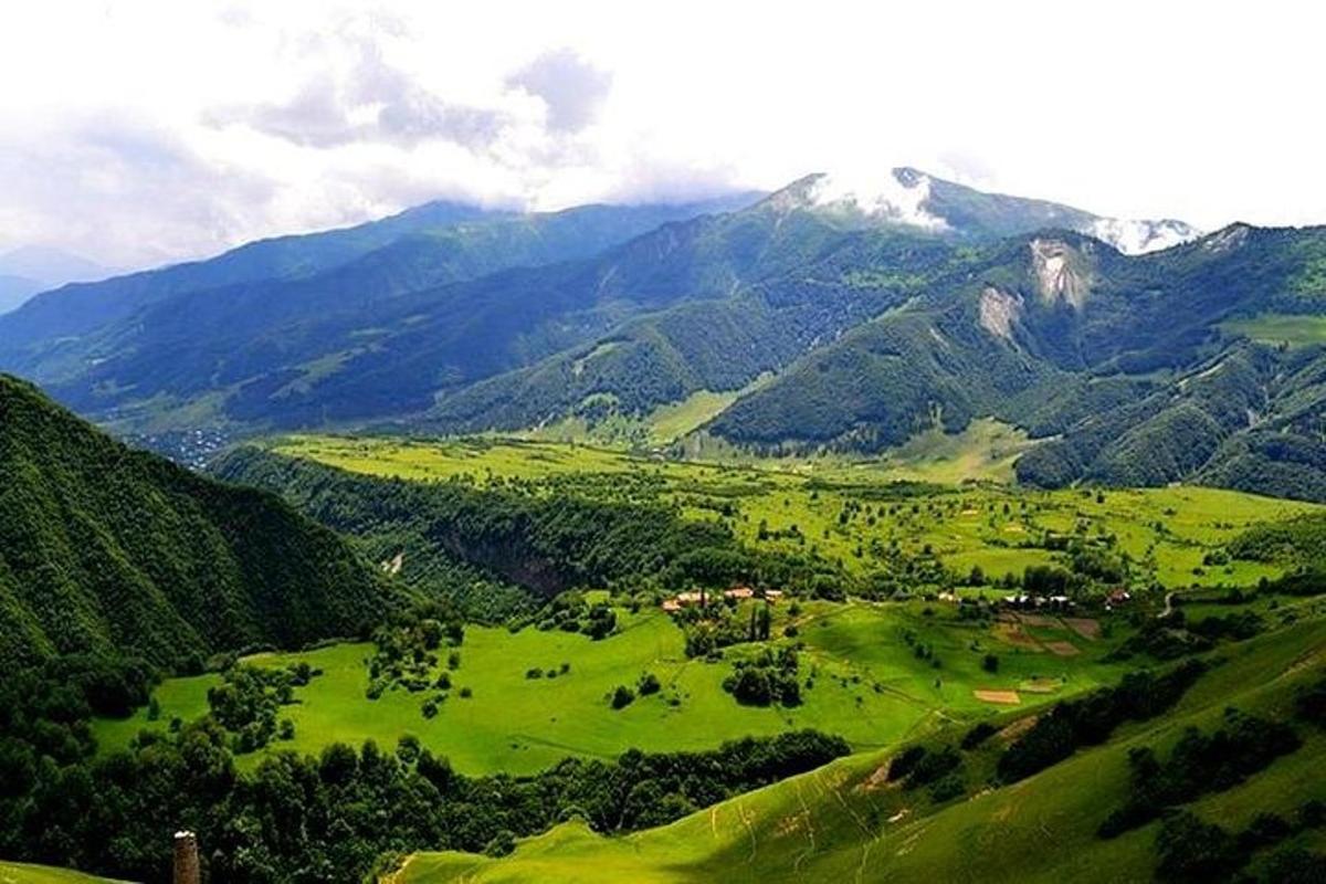 arka planda dağların olduğu yeşil bir vadi
