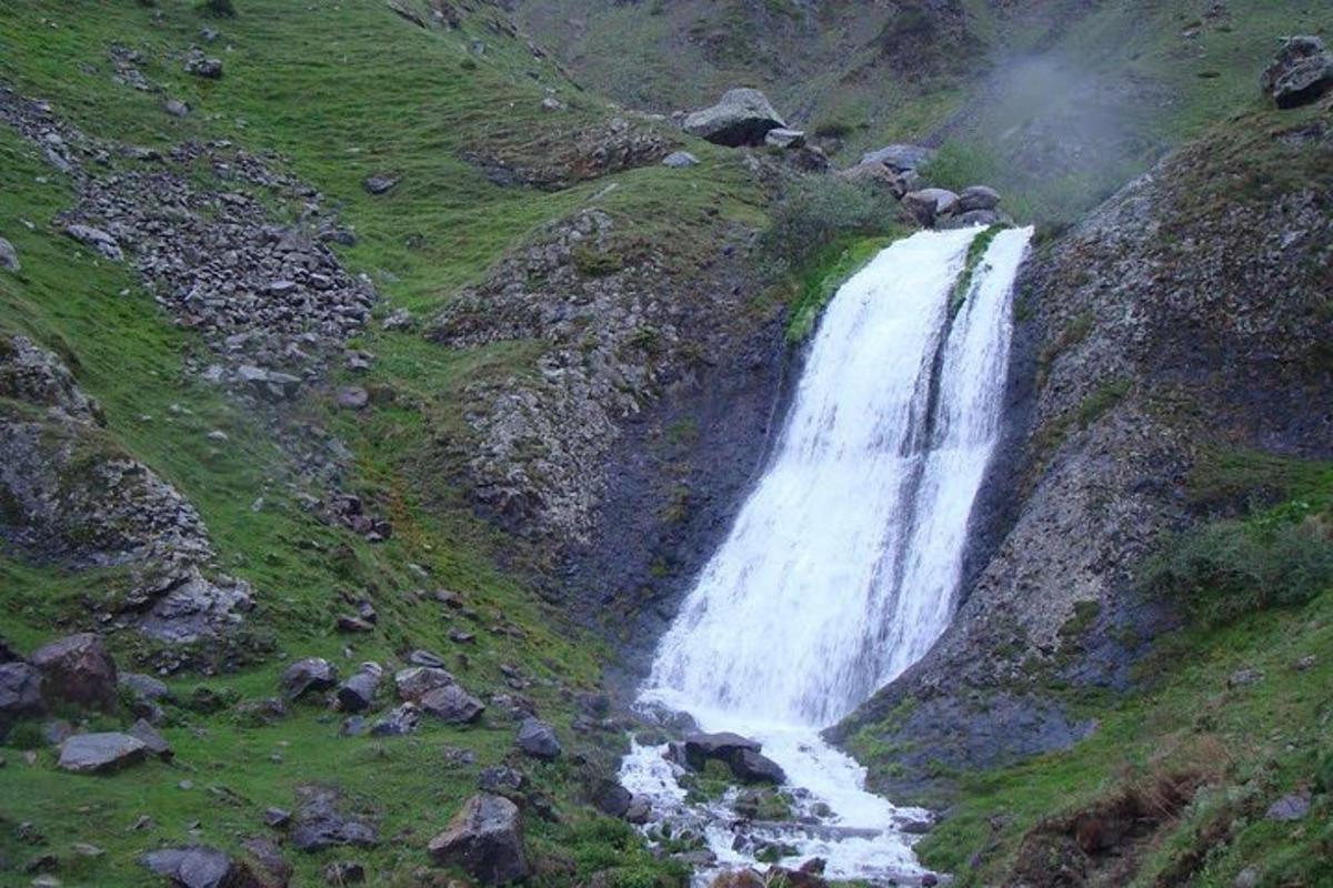 air terjun di tepi gunung