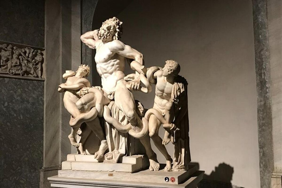 una statua di un uomo che si mette in uno specchio