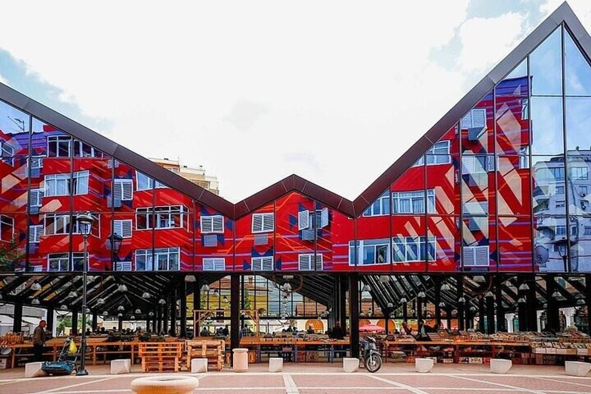 Un gran edificio con una fachada roja y azul.