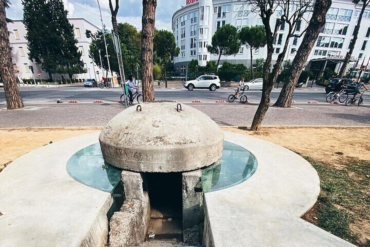 una fuente en medio de una calle de la ciudad