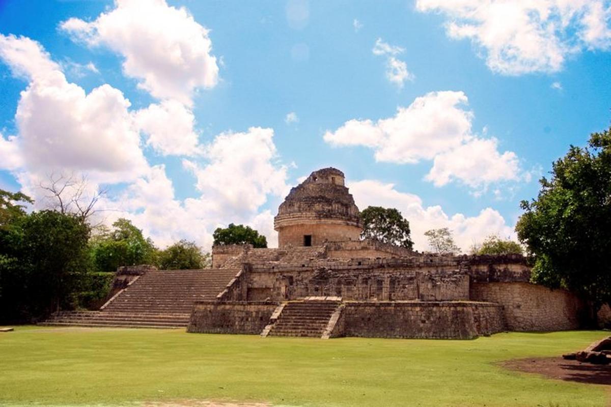 velká budova se schody a pyramidou