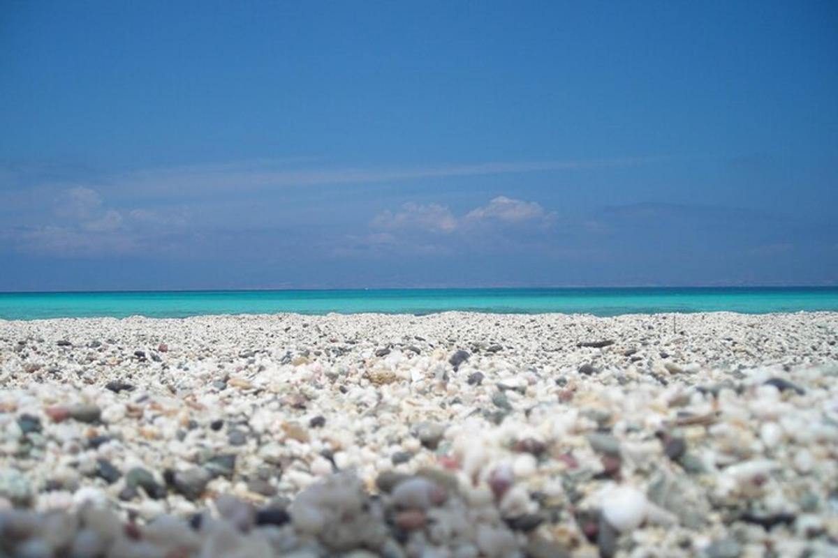 uma pilha de pedras em uma praia perto do oceano