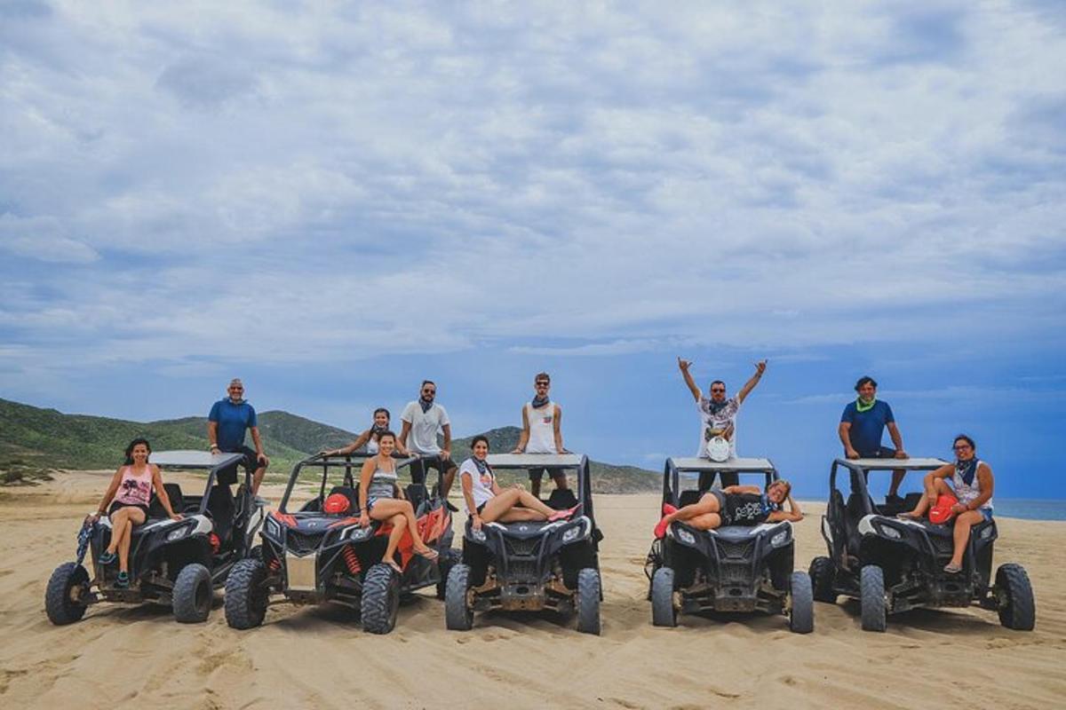 Sahilde ATV süren bir grup insan