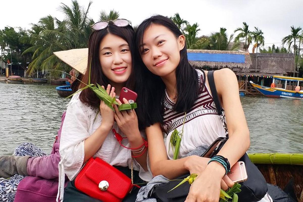 dua gadis duduk bersebelahan di atas bot