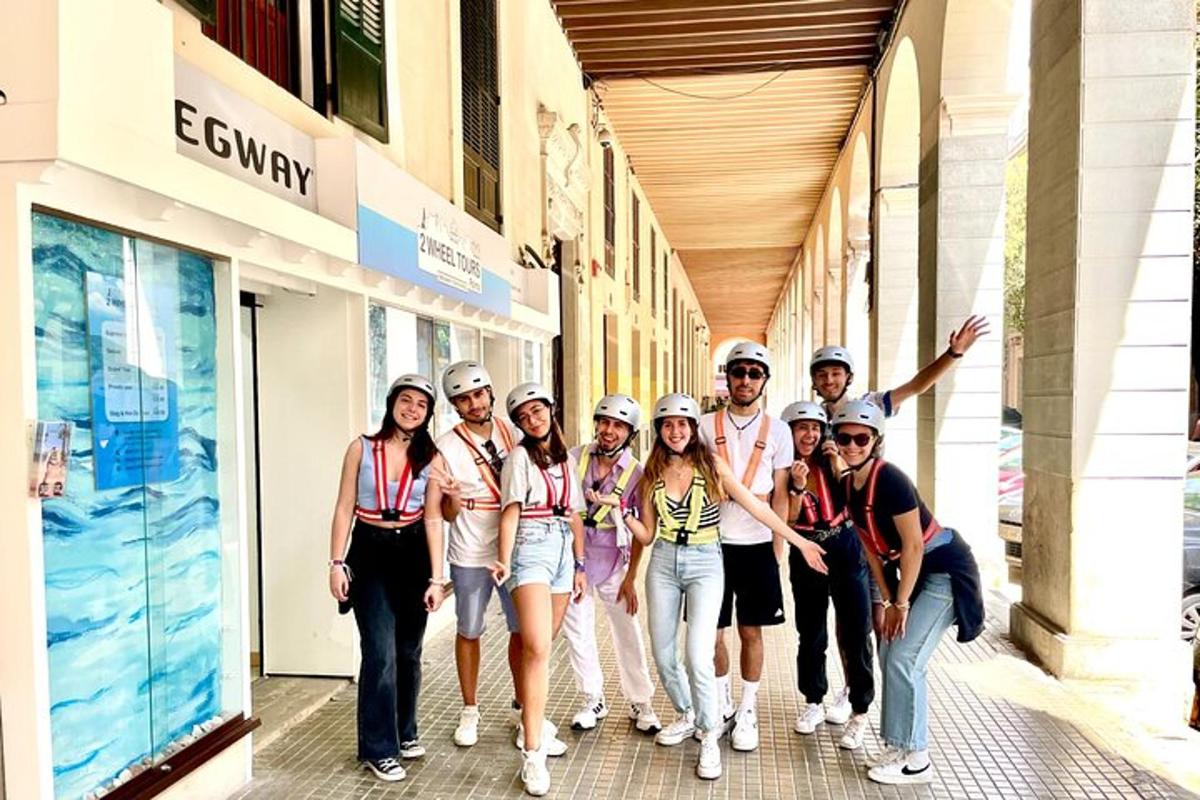 un grupo de personas caminando por una calle