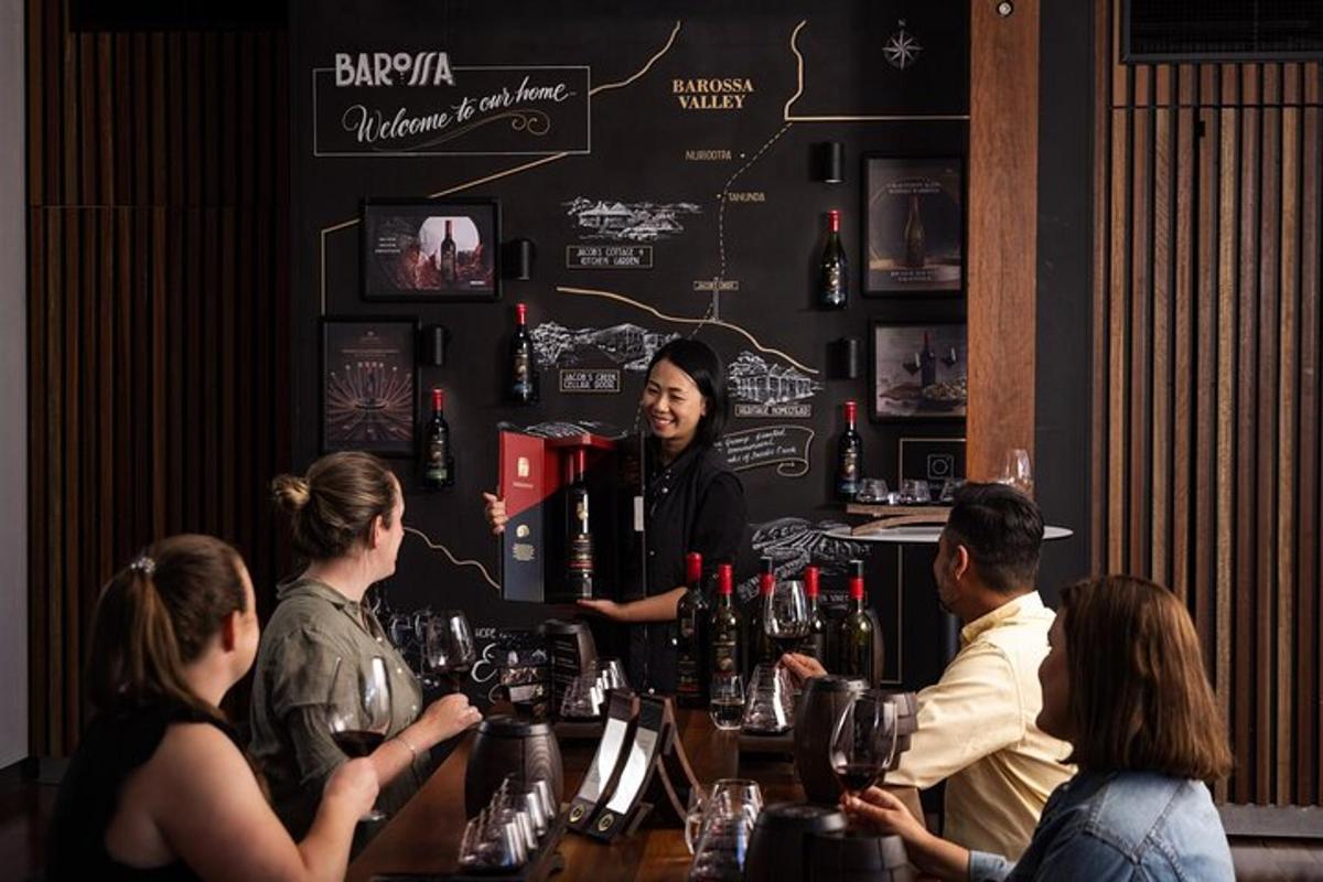 un gruppo di persone sedute attorno a un bar con un barista