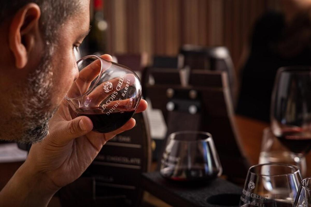 un uomo che beve un bicchiere di vino rosso
