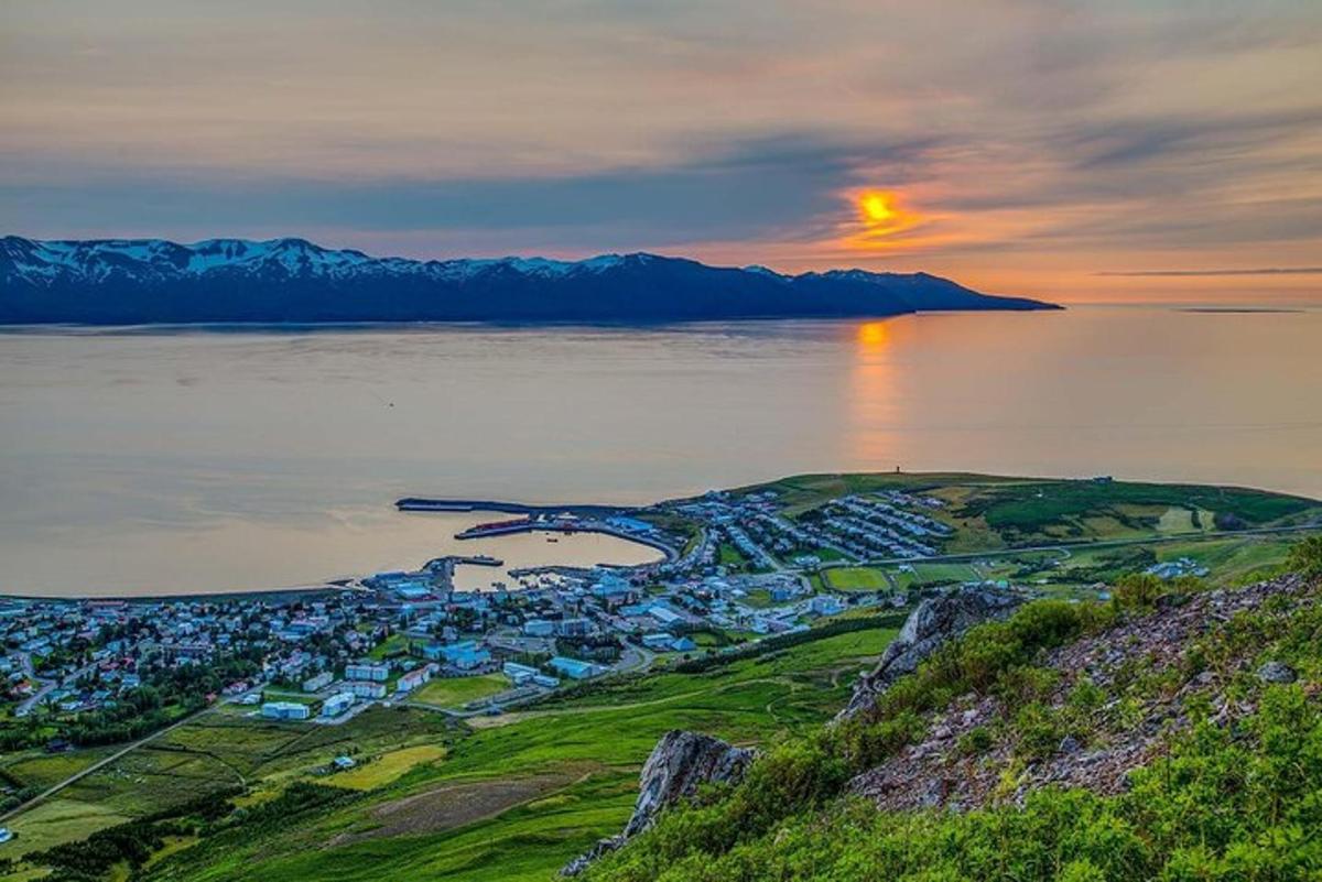 vista aèria d'una ciutat sobre l'aigua a la posta de sol