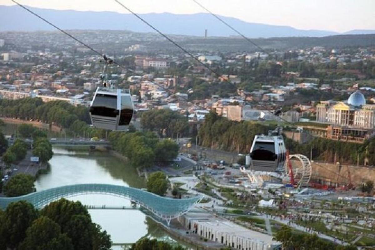 dos góndolas en el aire sobre una ciudad