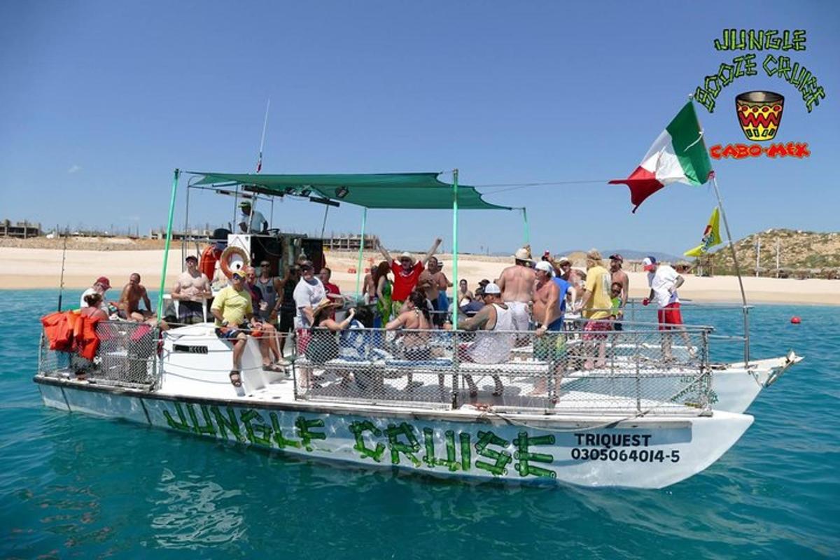 um grupo de pessoas em um barco na água