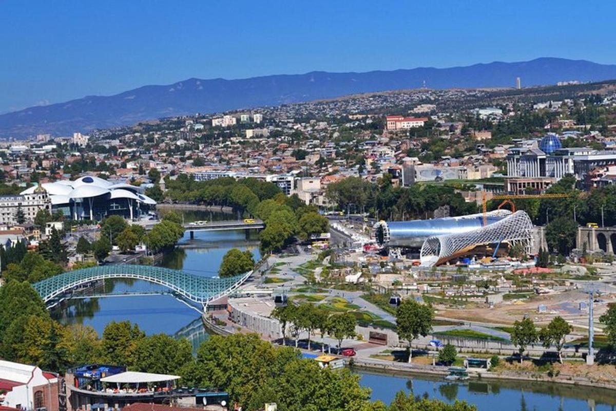 una vista di una città con un ponte e un fiume