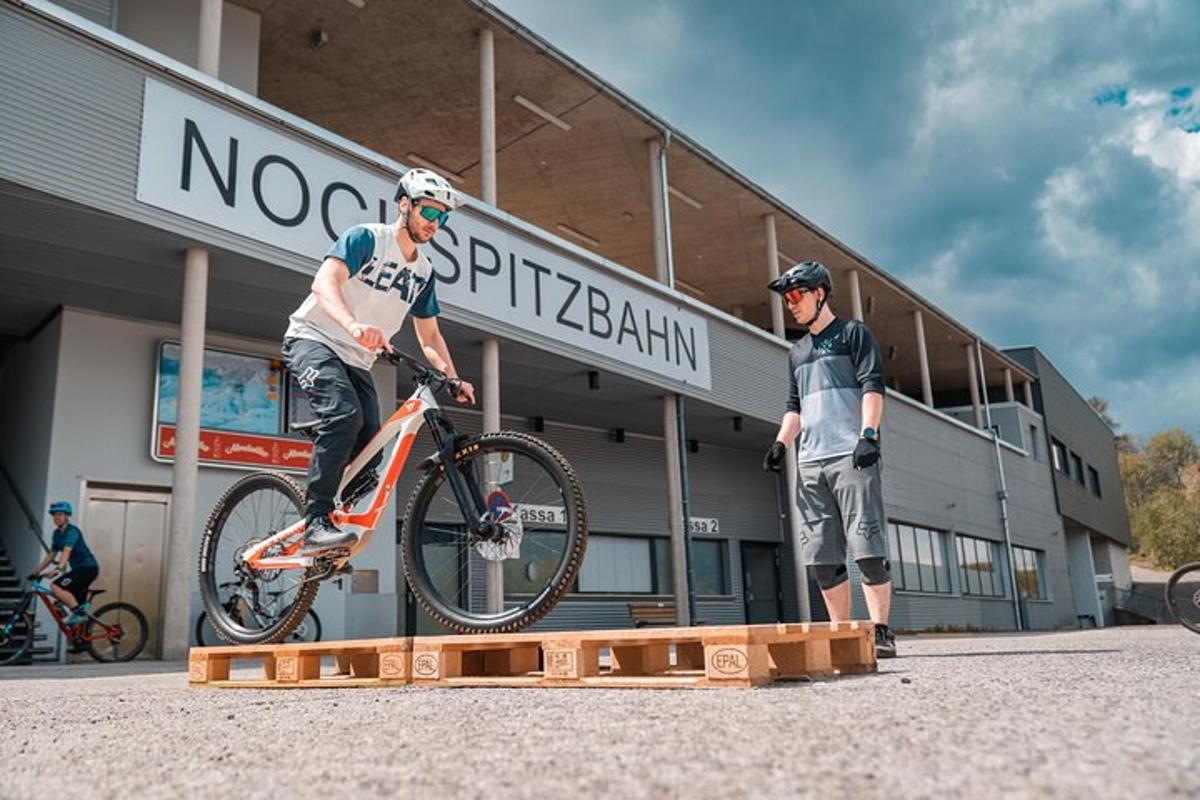muž předvádí trik na kole na rampě