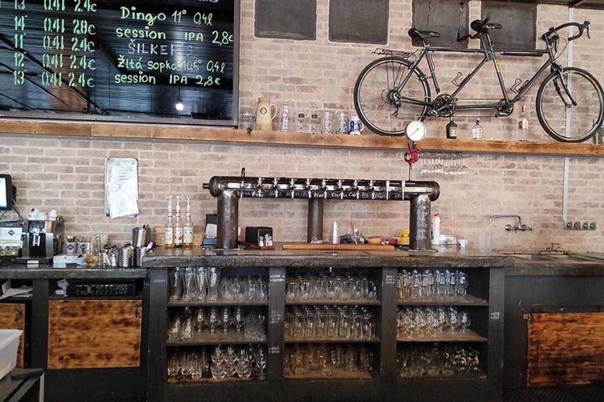una bicicletta appesa a un muro di mattoni dietro un bar