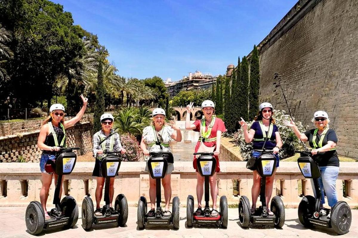 un grup de oameni se plimbă pe Segway-uri