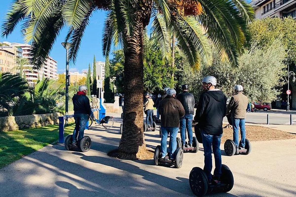 μια ομάδα ανθρώπων που κάνουν ποδήλατο με segway σε ένα πεζοδρόμιο