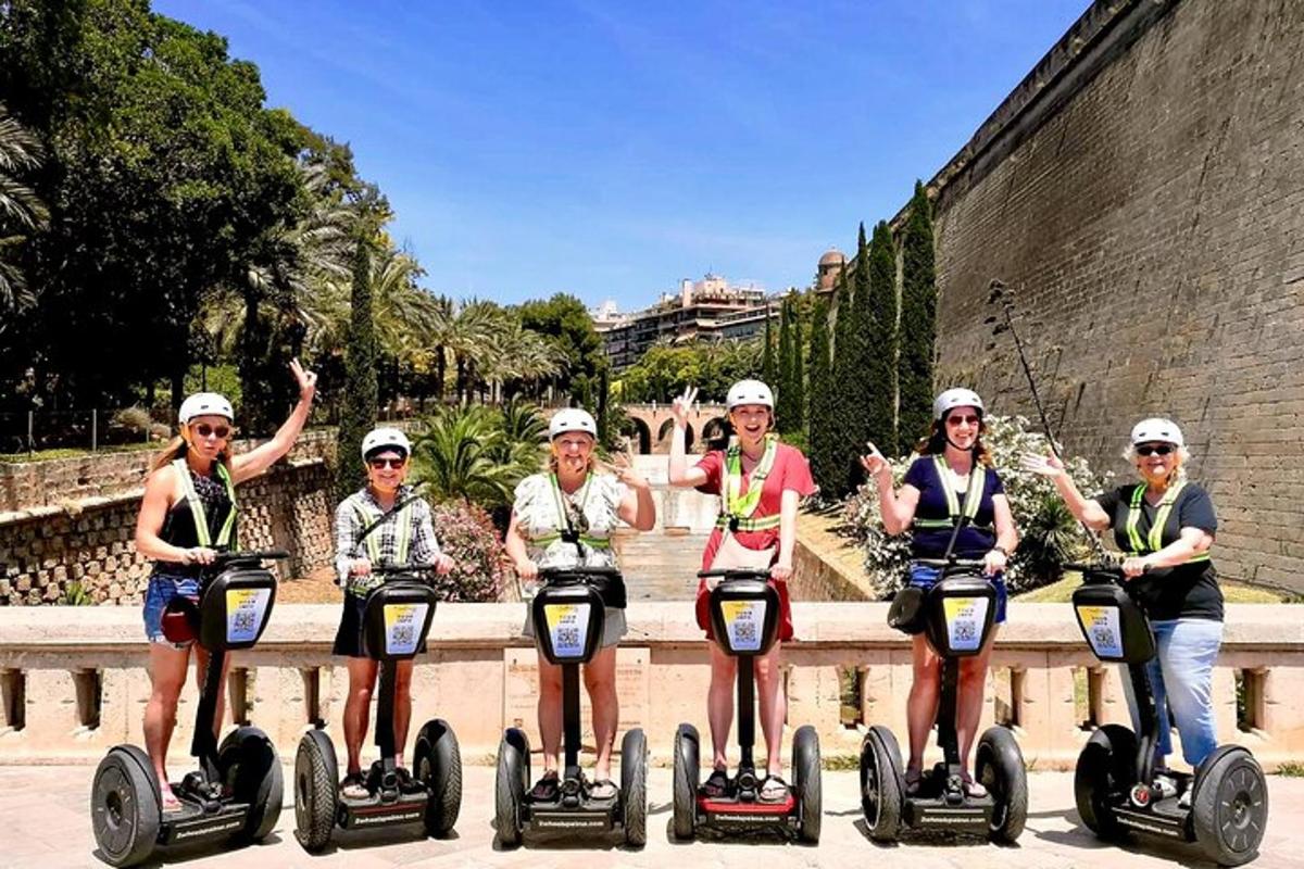 μια ομάδα ανθρώπων που κάνουν ποδήλατο με segways