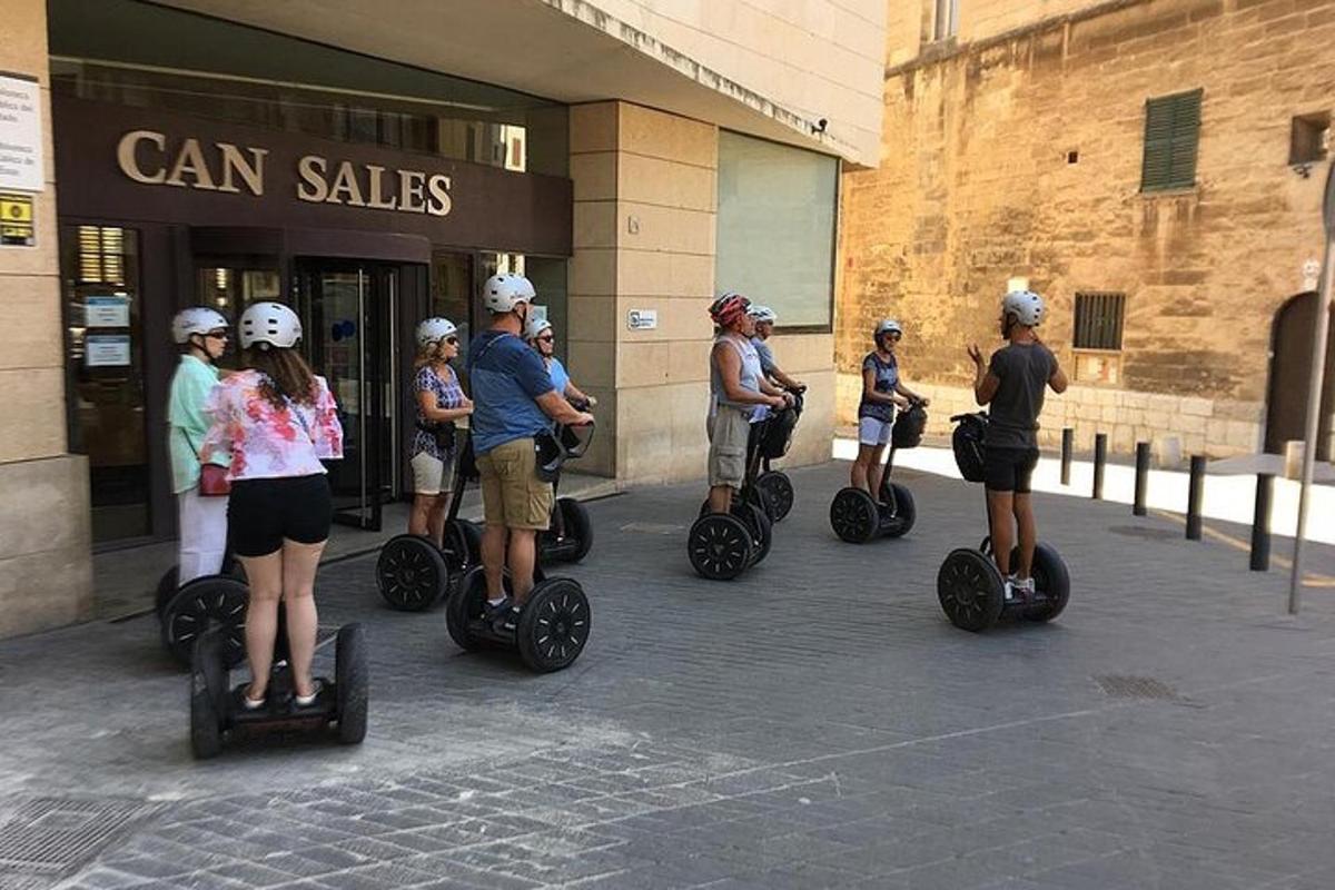 μια ομάδα ανθρώπων που κάνουν ποδήλατο με segway έξω από ένα κατάστημα