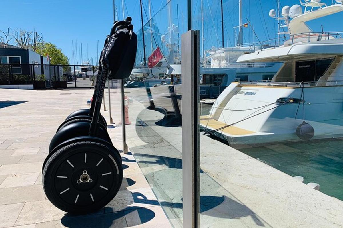 ένα λάστιχο προσαρτημένο σε έναν στύλο δίπλα σε ένα σκάφος