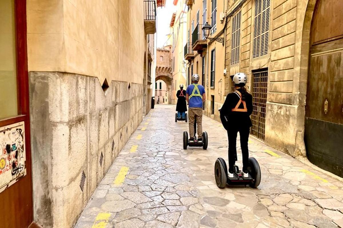 Δύο άτομα κάνουν segway σε έναν δρόμο