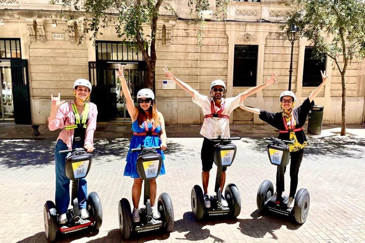 un grup de trei persoane care călătoresc pe Segway-uri