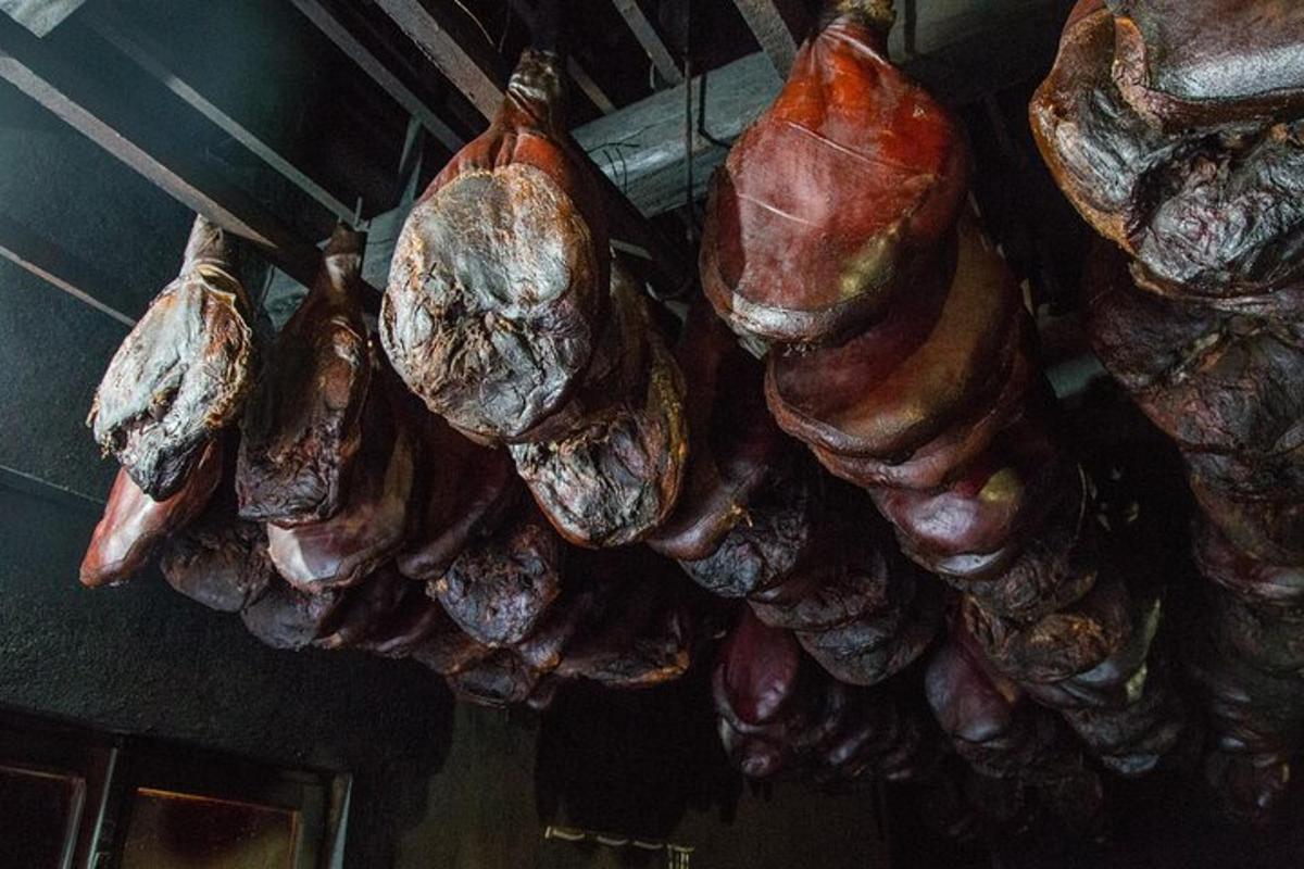 Un montón de carne colgando del techo