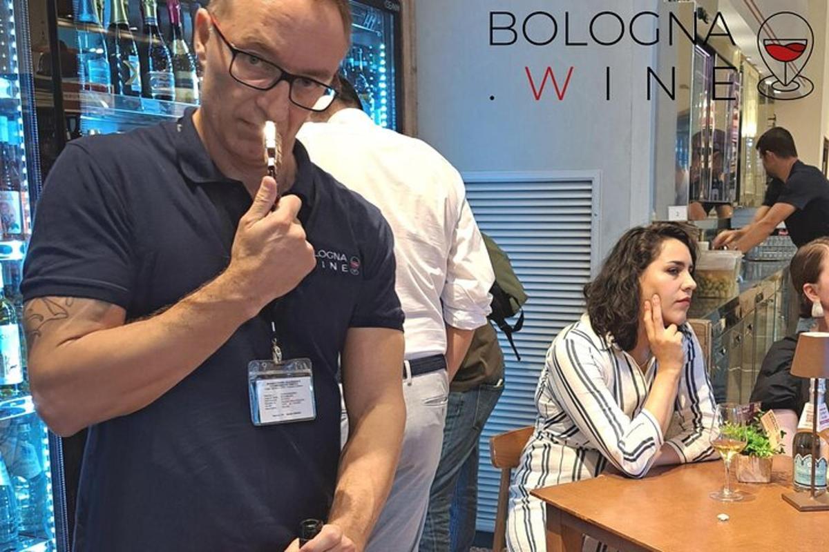Egy férfi fogkefével a szájában egy boltban