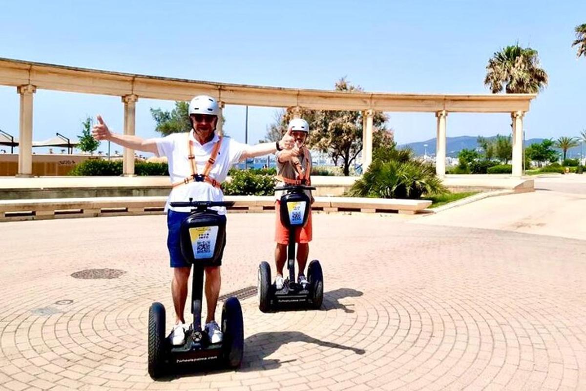 seorang lelaki dan seorang kanak-kanak menaiki segway