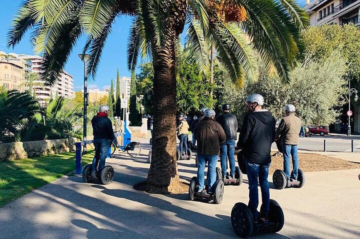sekumpulan orang menaiki segway di kaki lima