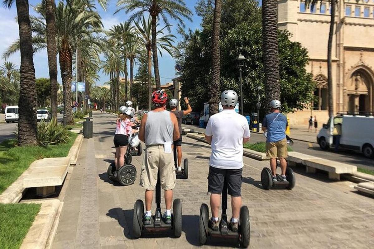 Un grupo de personas que viajan en segways por una calle.