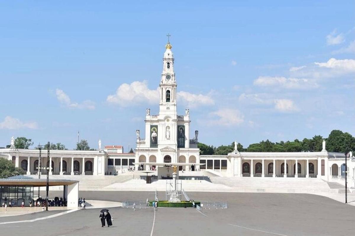 велика бела зграда са кулом на врху