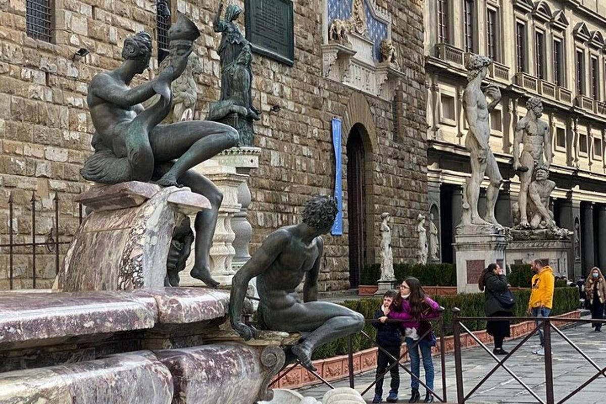Μια γυναίκα φωτογραφίζει ένα άγαλμα μπροστά σε ένα σιντριβάνι