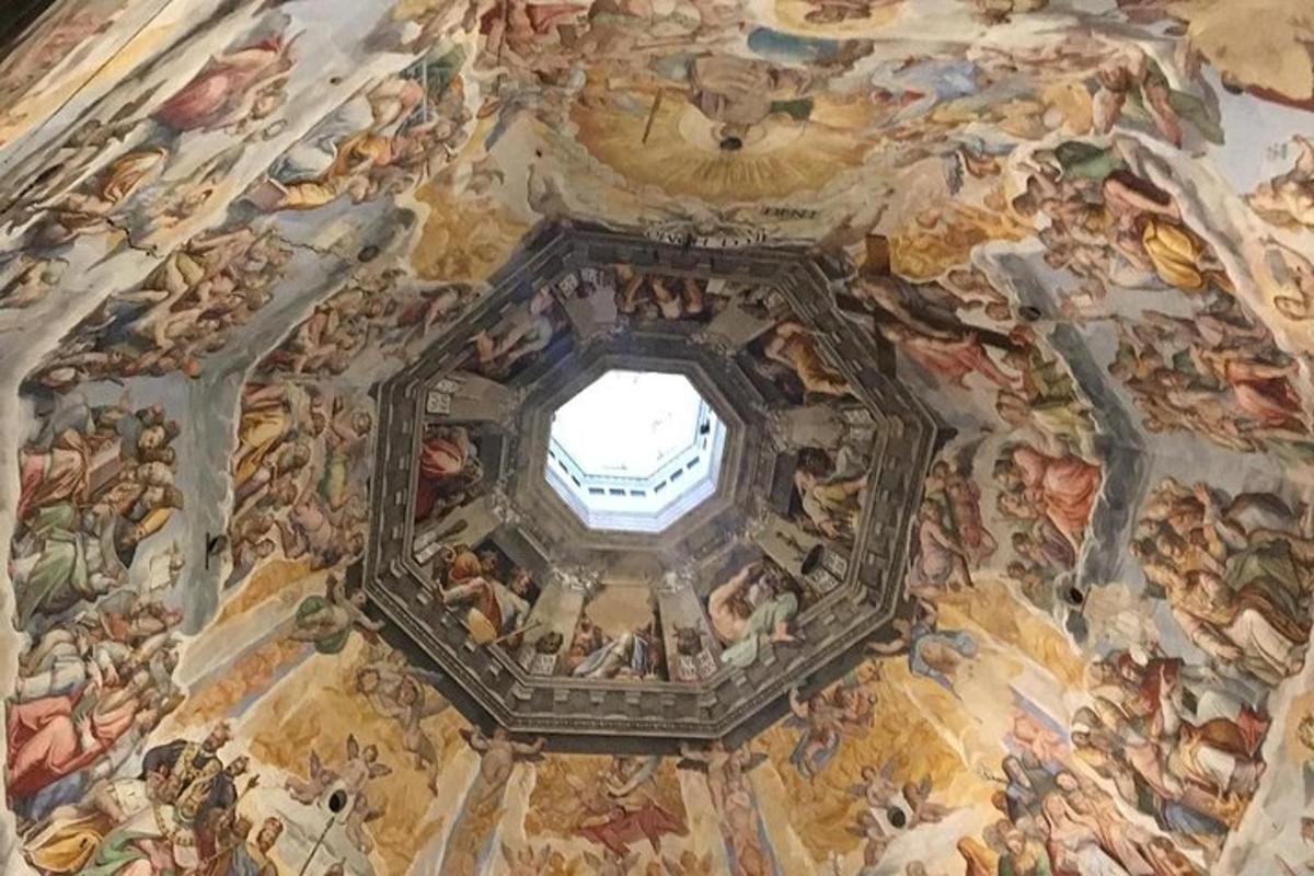 una pintura en el techo de una iglesia