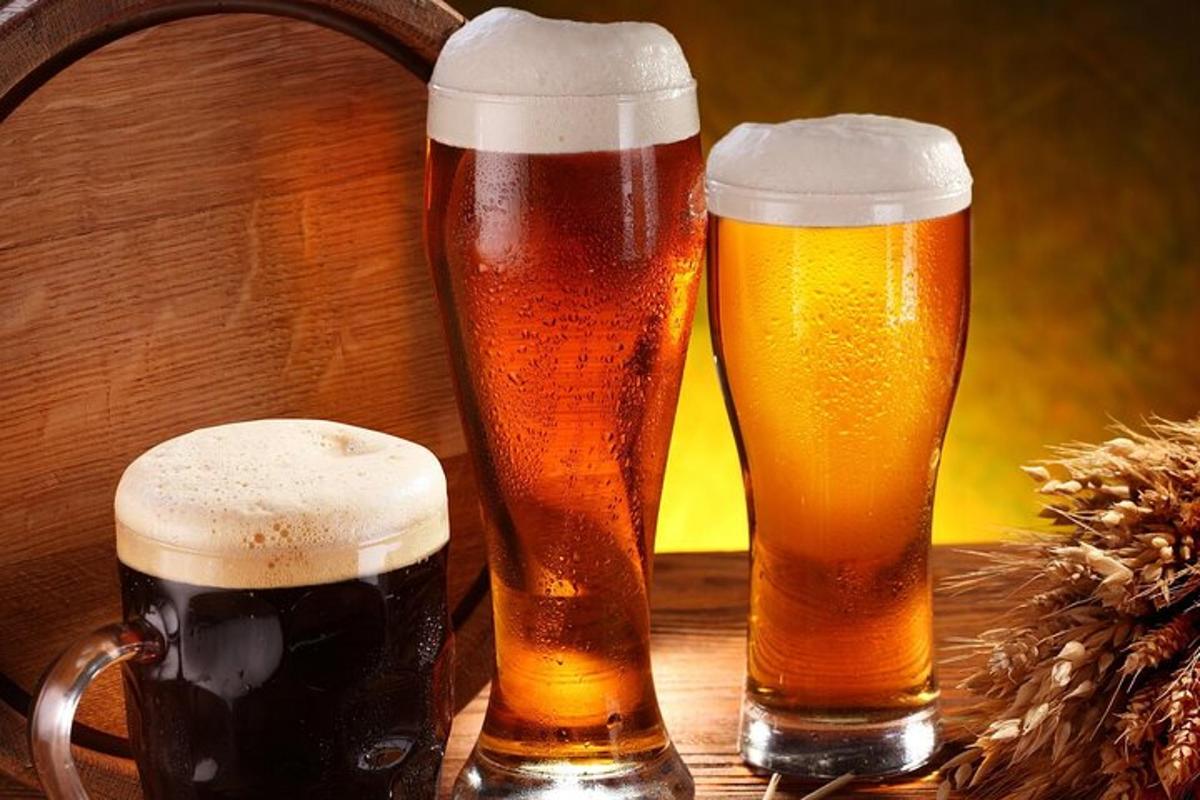 twee glazen bier op tafel