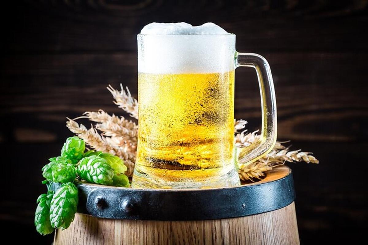 una gerra de cervesa a sobre d'una taula