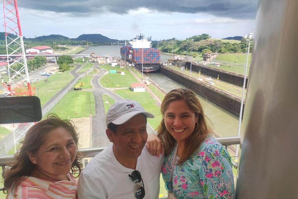 un uomo e due donne posano per una foto su una nave