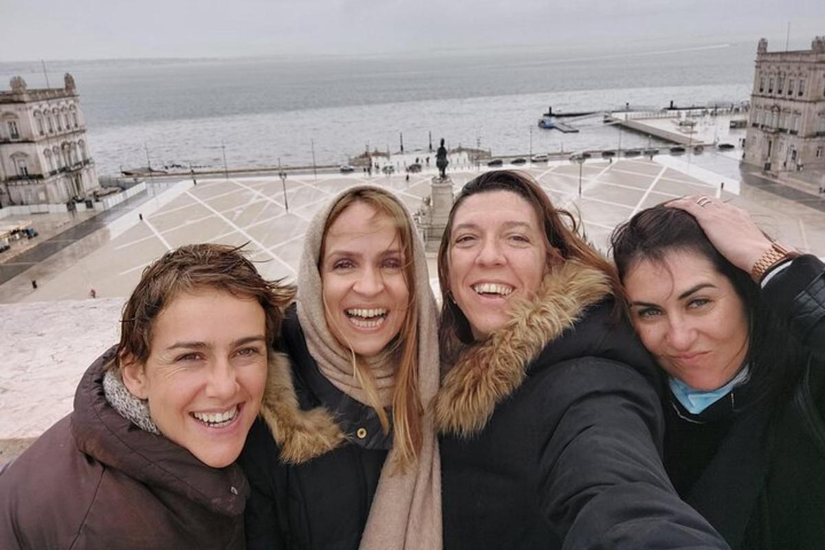 grupp naisi poseerib rannas pildi jaoks