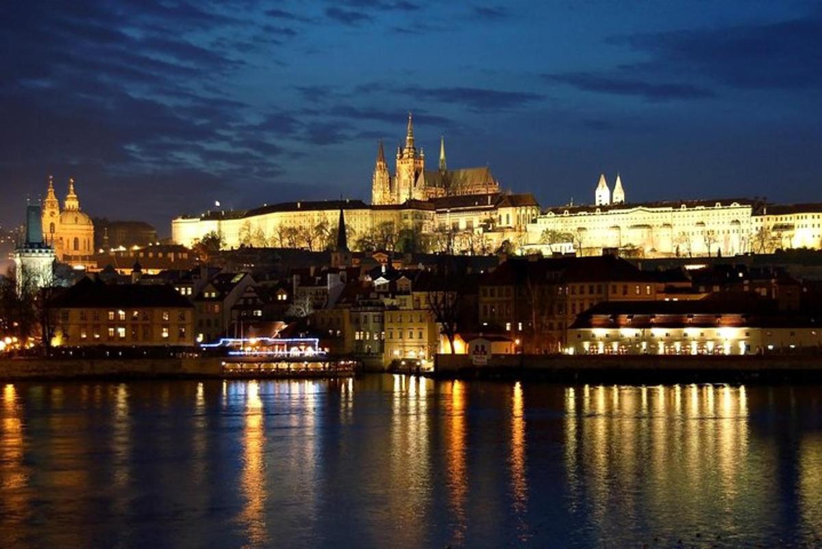 egy város látképe éjszaka a vízről