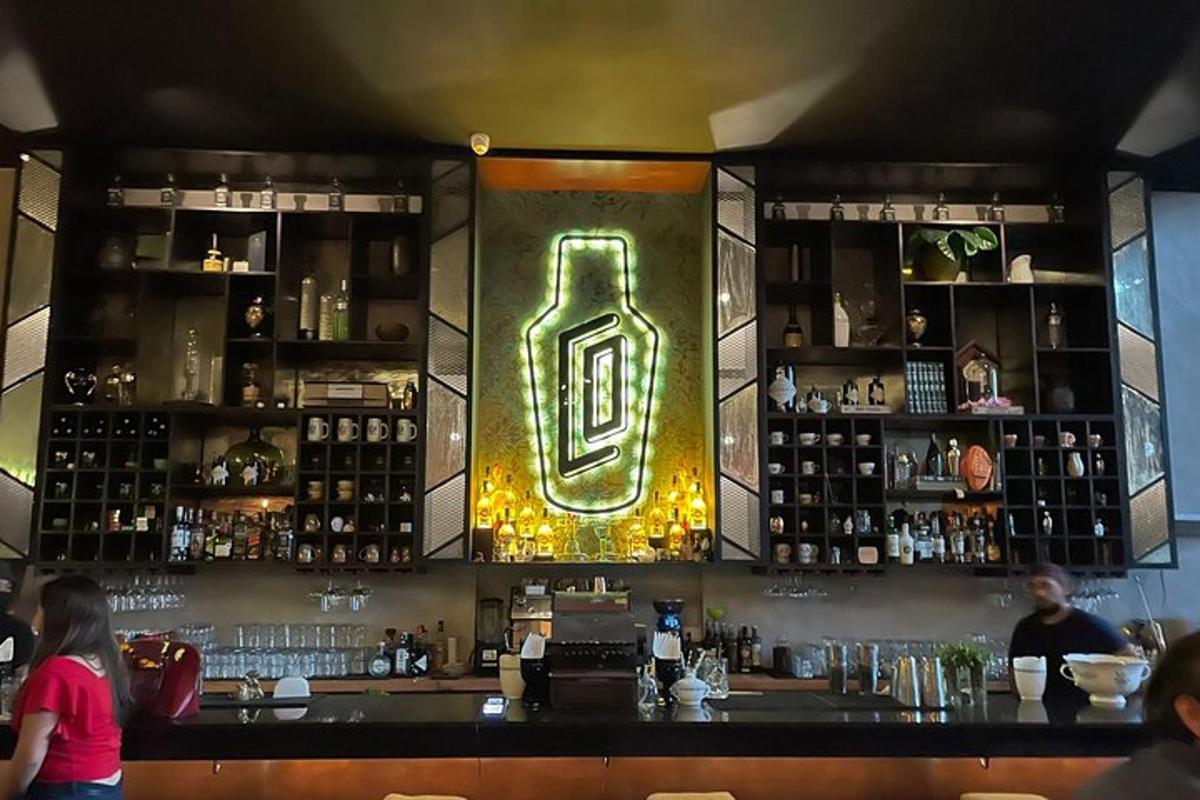 bar se zeleným nápisem na zdi