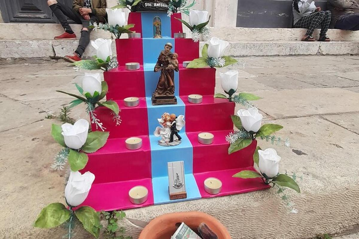 barvit oltar s kipom in rožami