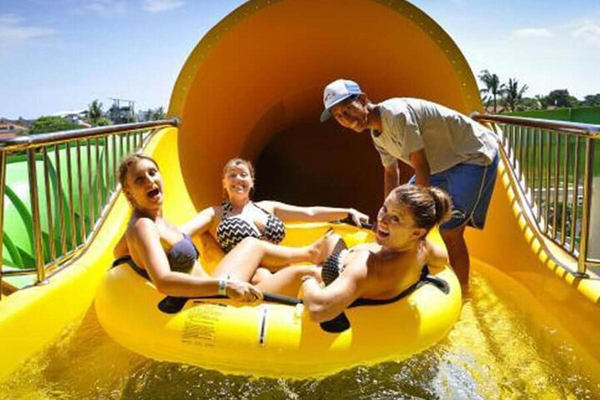 Un grupo de tres personas viajando en un inflable