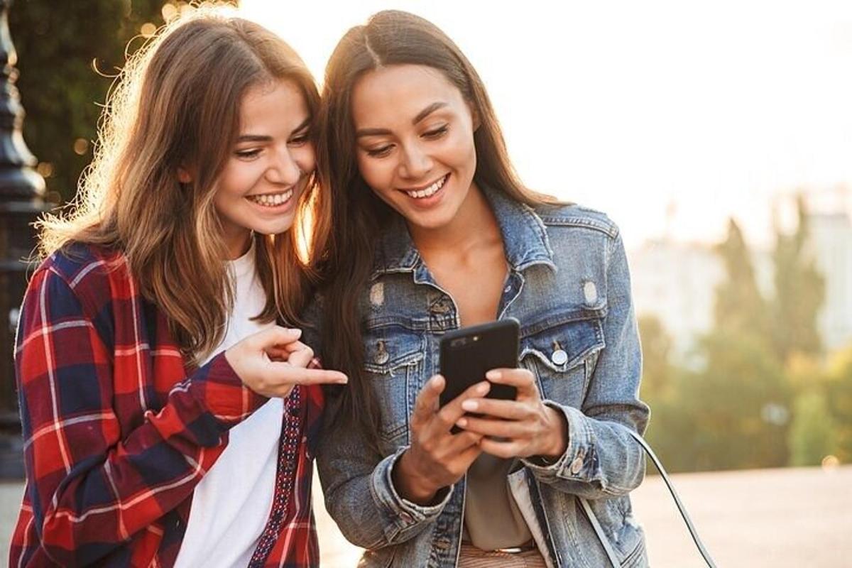 due ragazze stanno guardando un cellulare