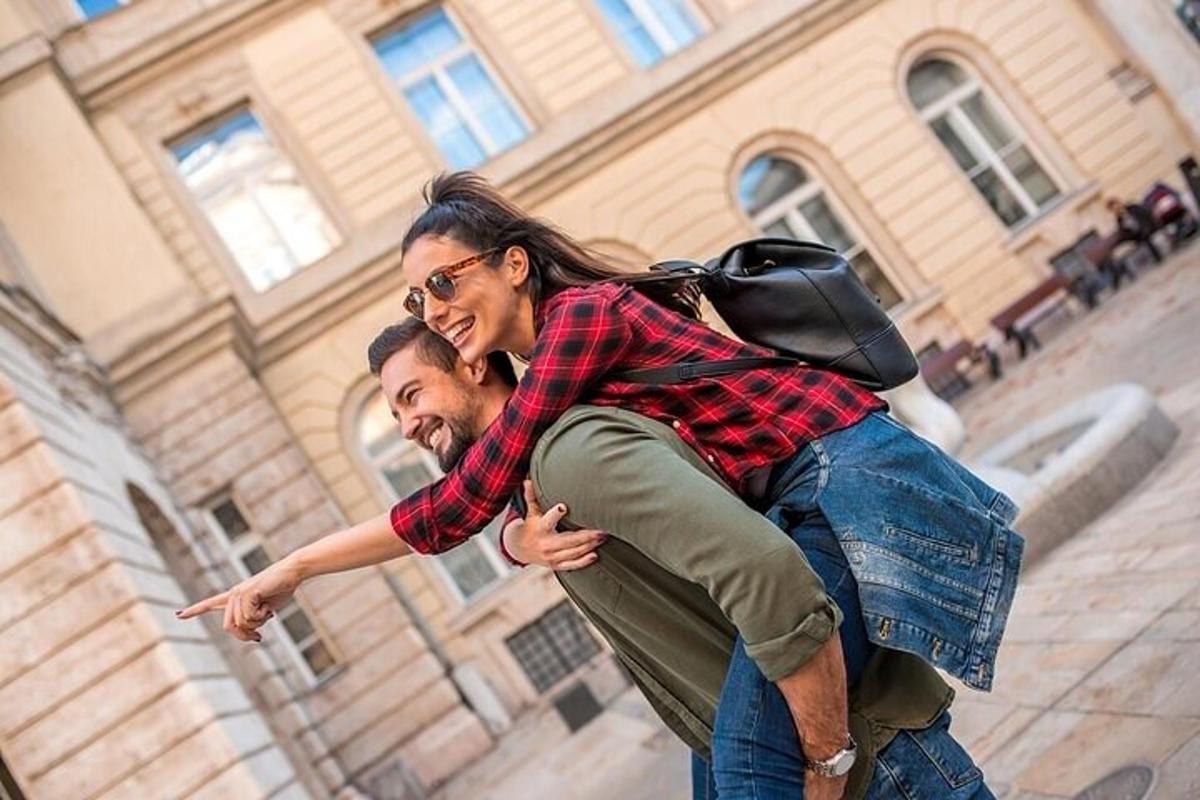 un uomo che porta una donna sulla schiena