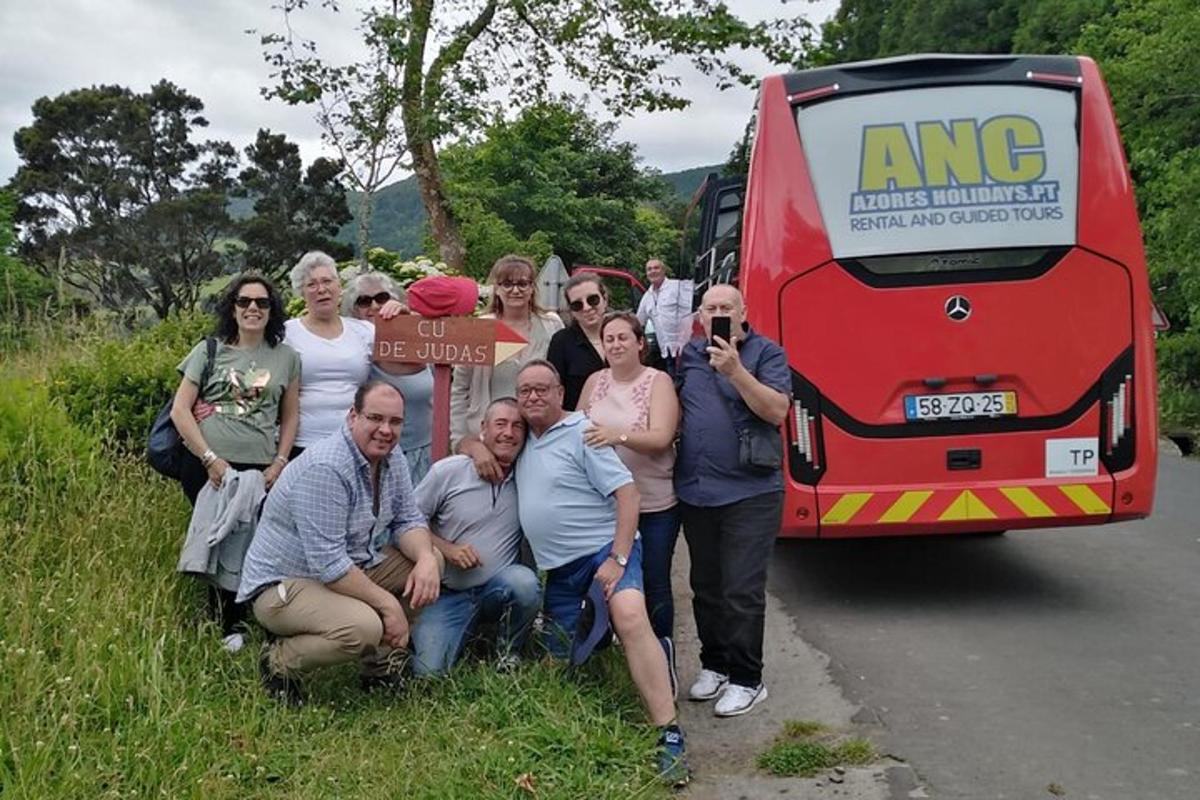 un grup de persones posant davant d'un autobús