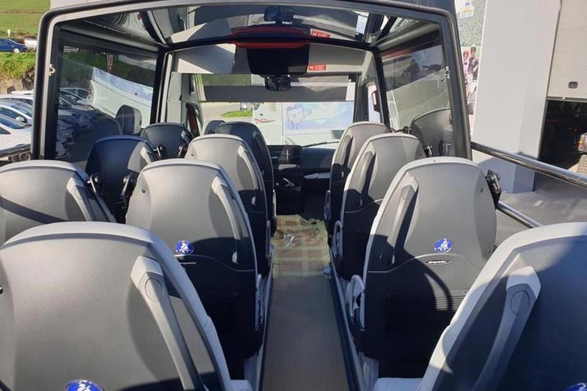 un autobús buit amb les portes obertes i els seients buits