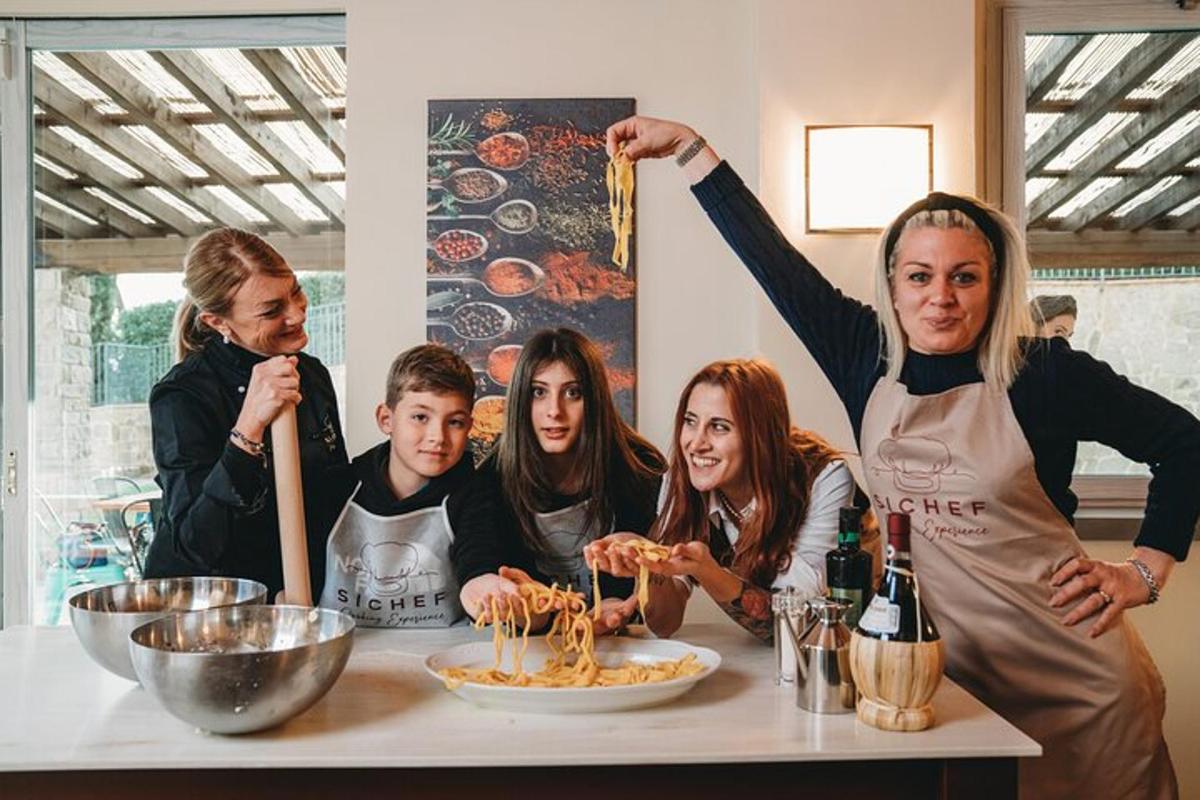 grupp inimesi, kes seisavad laua ümber toidutaldrikuga