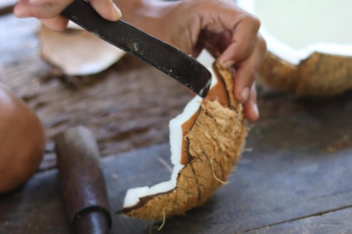 شخص يقطع قطعة خبز بالسكين