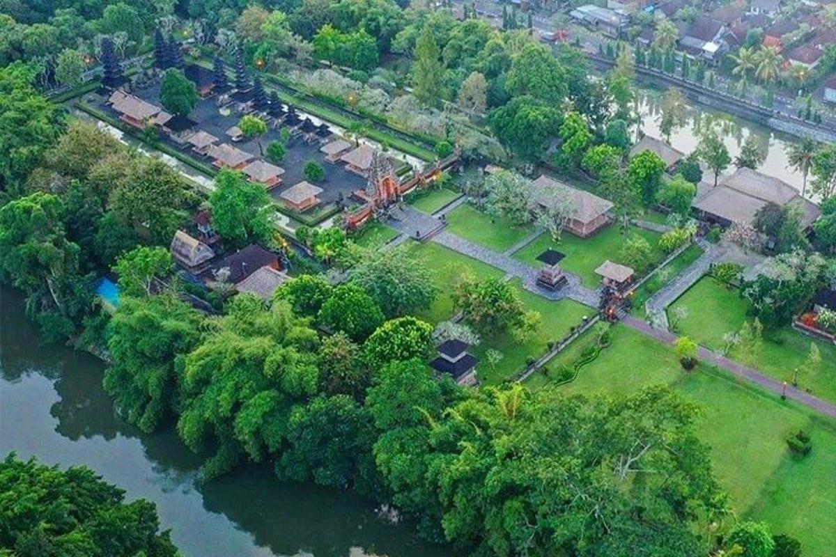 河边房屋的鸟瞰图